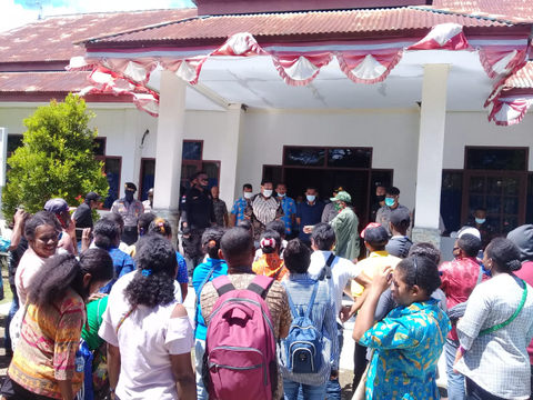 Ratusan Massa Datangi Kantor Bkd Raja Ampat Tanyakan Hasil Pengumuman Cpns Kumparan Com