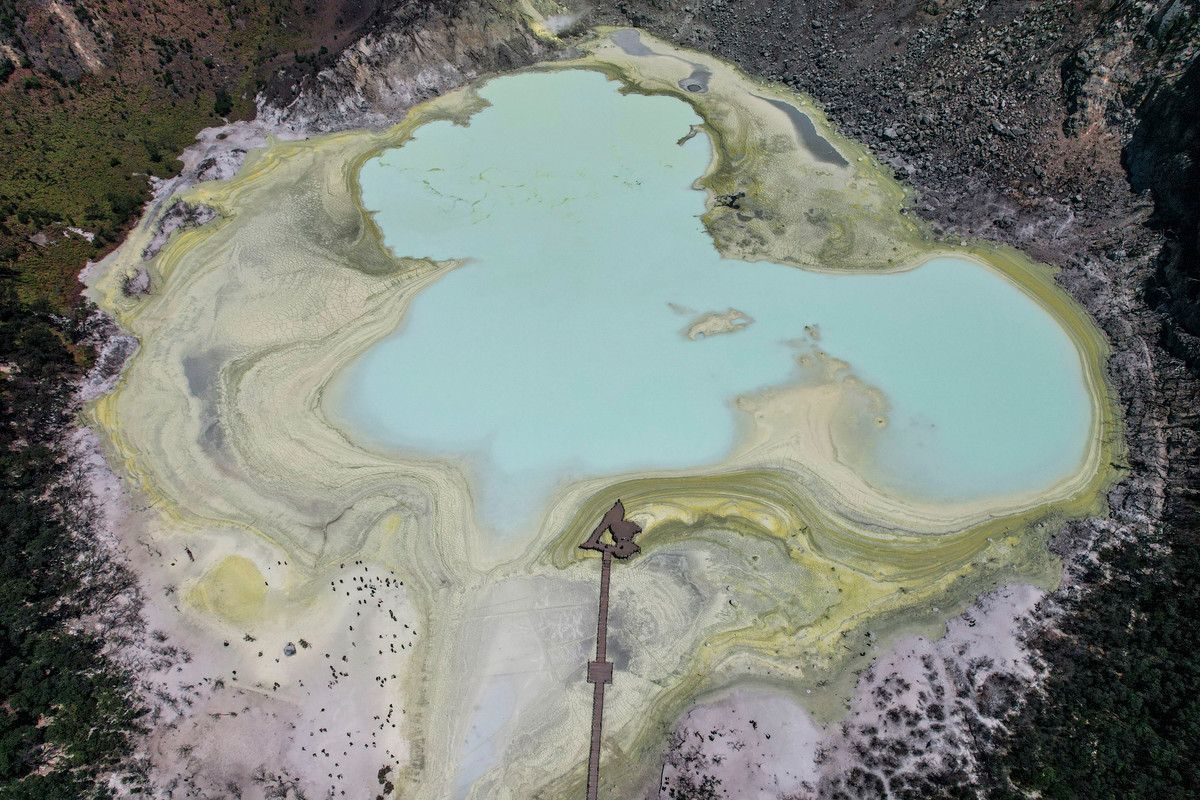 Kemarau Panjang Surutkan Kawah Putih, Wisatawan Tetap Ramai