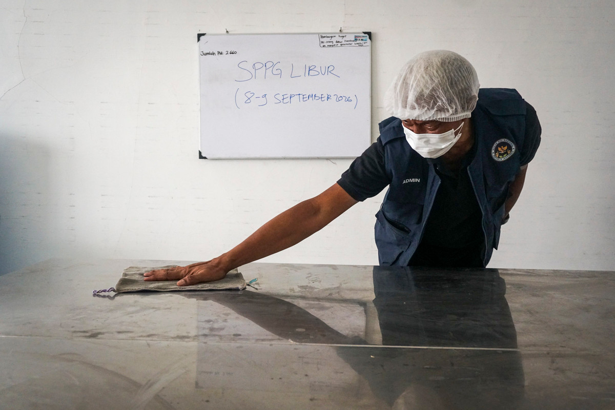 MBG Dihentikan Sementara di Jabar, Pegawai SPPG Bersihkan Peralatan