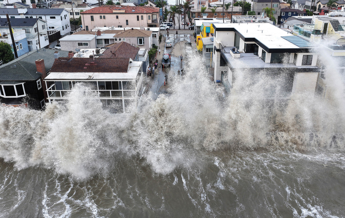 Dipicu oleh Badai Marie, Ombak Besar Hantam Long Beach di California