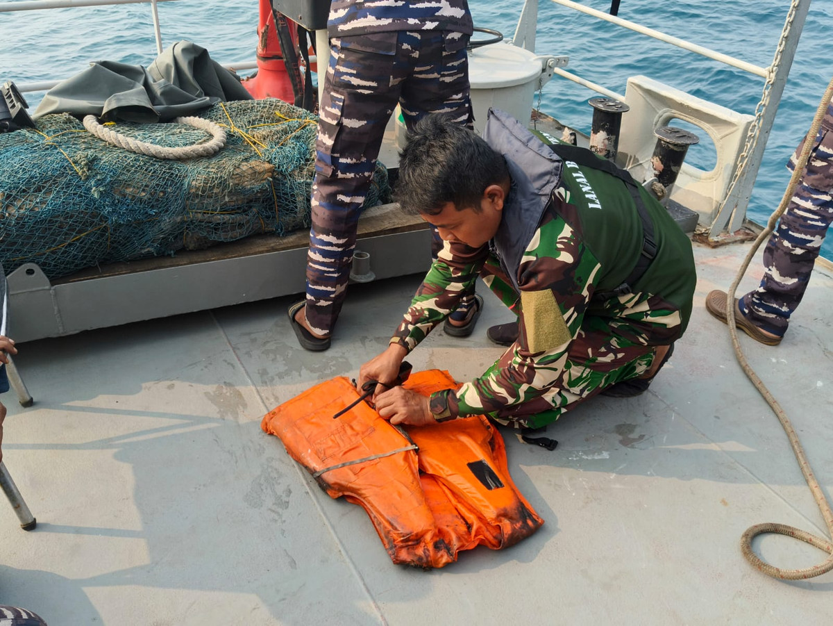 TNI AL Kembali Temukan Pelampung Dekat Anak Krakatau Demi Cari 5 Wartawan
