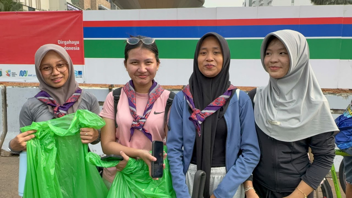 Aksi Sambil Lari Remaja Pungut Sampah di CFD HI