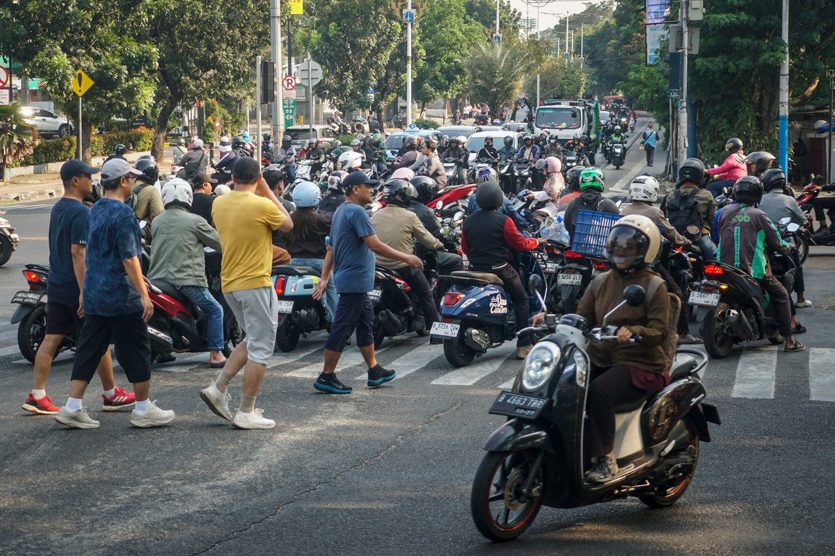 Menyeberang Jalan di Jakarta, 'Bertarung' dengan Pengendara