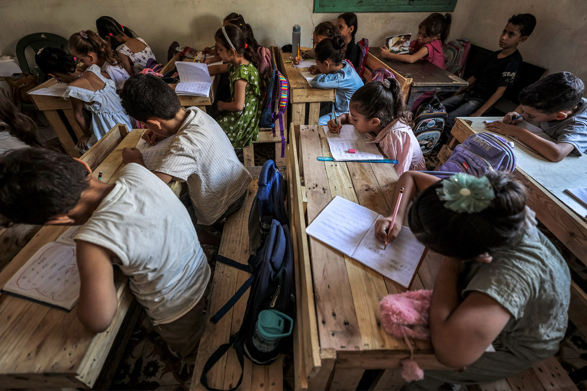 Dari Kayu Bekas Disulap Jadi Meja Sekolah untuk Anak-Anak Gaza