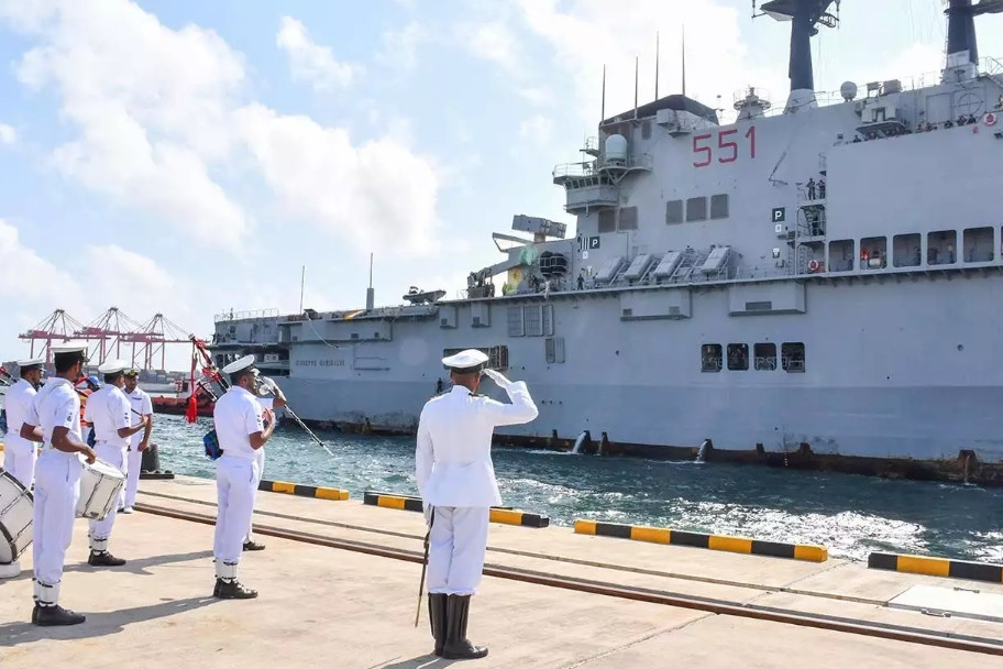 Dua Fregat TNI AL Kawal Sandarnya Kapal Induk Giuseppe Garibaldi di Priok