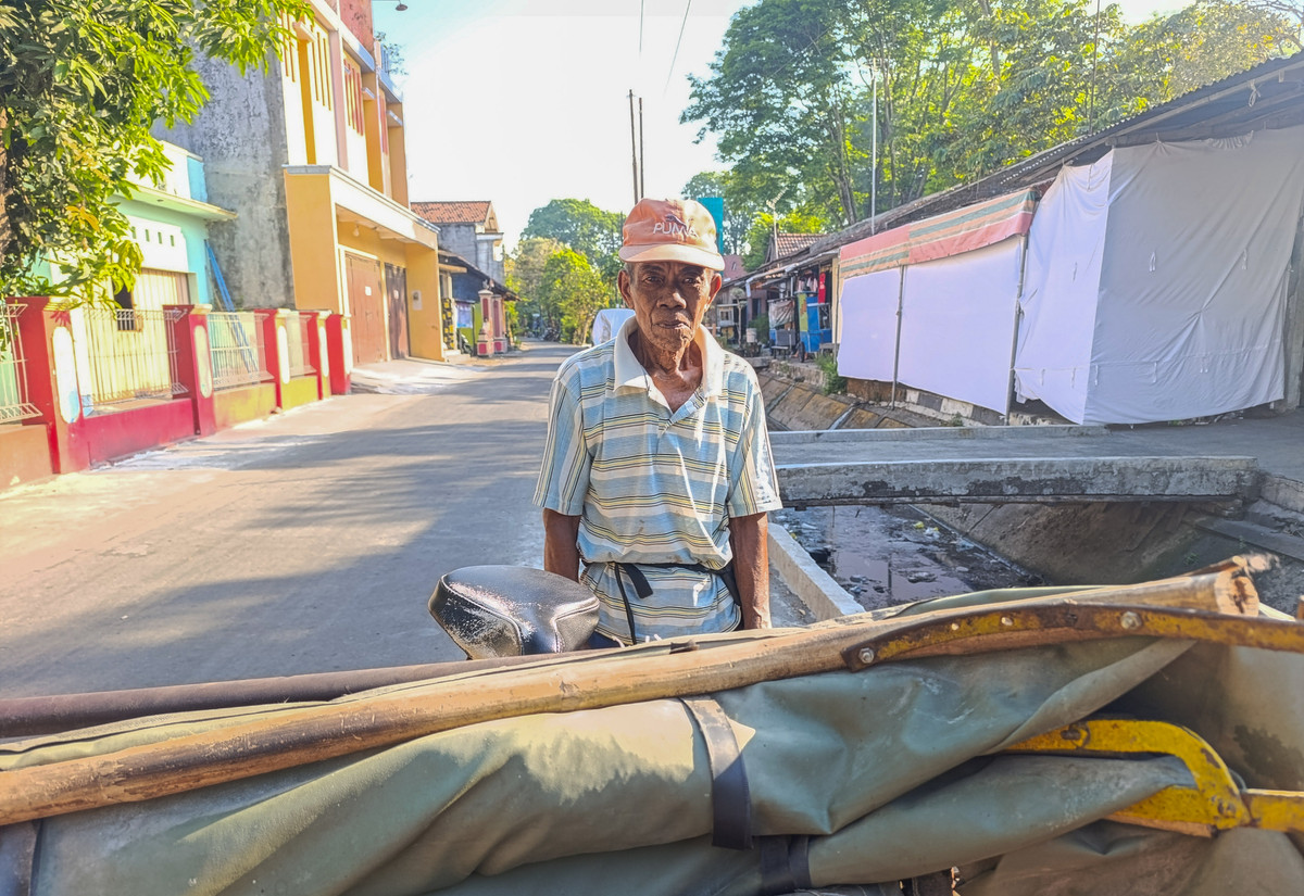 Semangat Membara Kakek 70 Tahun Jadi Tukang Becak di Kudus