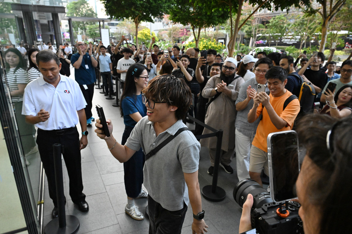 Pria Asal Singapura Ini Jadi Pemilik Pertama iPhone 18 Pro Max
