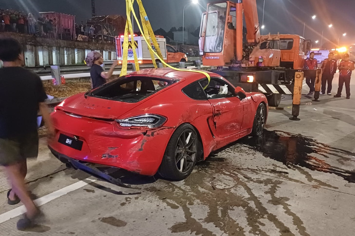 Porsche Merah Masuk Saluran Air Tol Desari Akibat Sopir Hilang Kendali