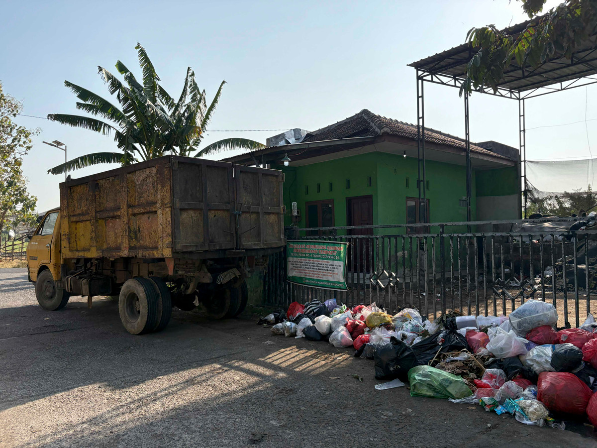 Miris, Truk Sampah Kudus Rusak Parah Berikat Tali Rafia