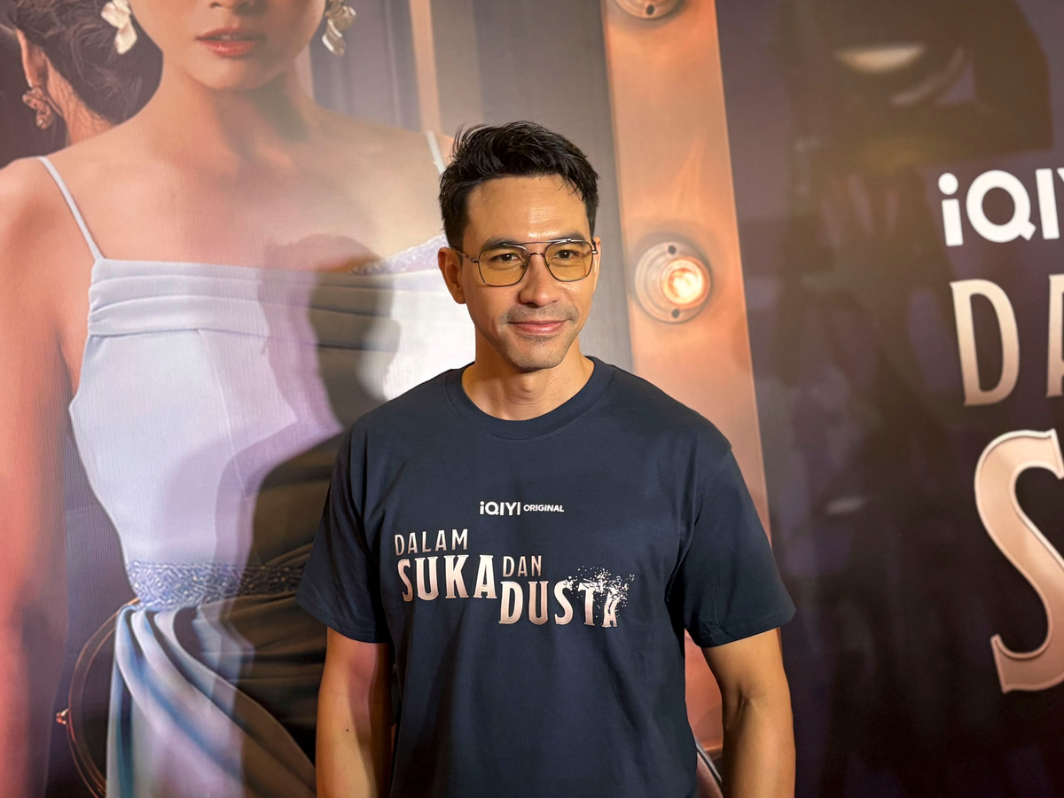 Aksi Ekstrem Darius Sinathrya di Atap dalam The Doll Ghawiah