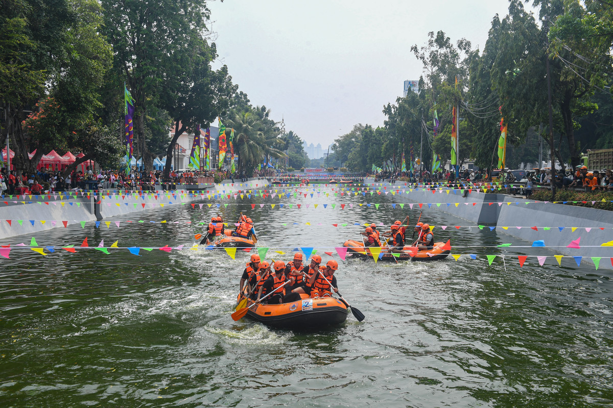 Adu Dayung Pakai Perahu Karet di Kali Ciliwung