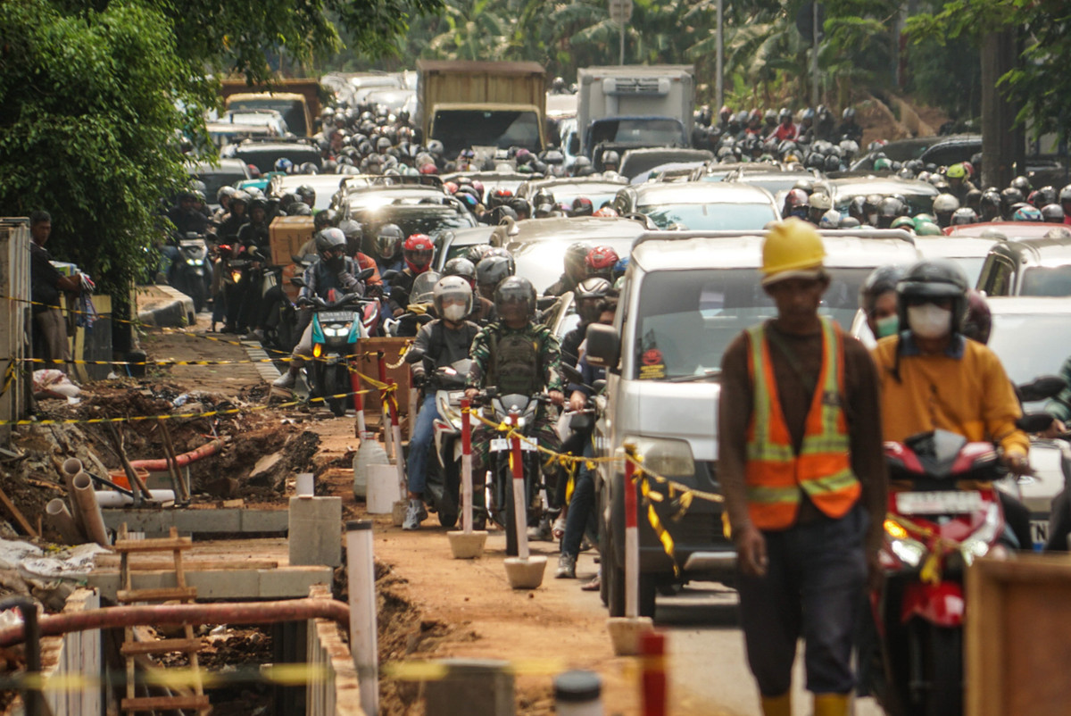 Kendaraan Menumpuk di Tengah Penataan Pedestrian Cawang Interchange