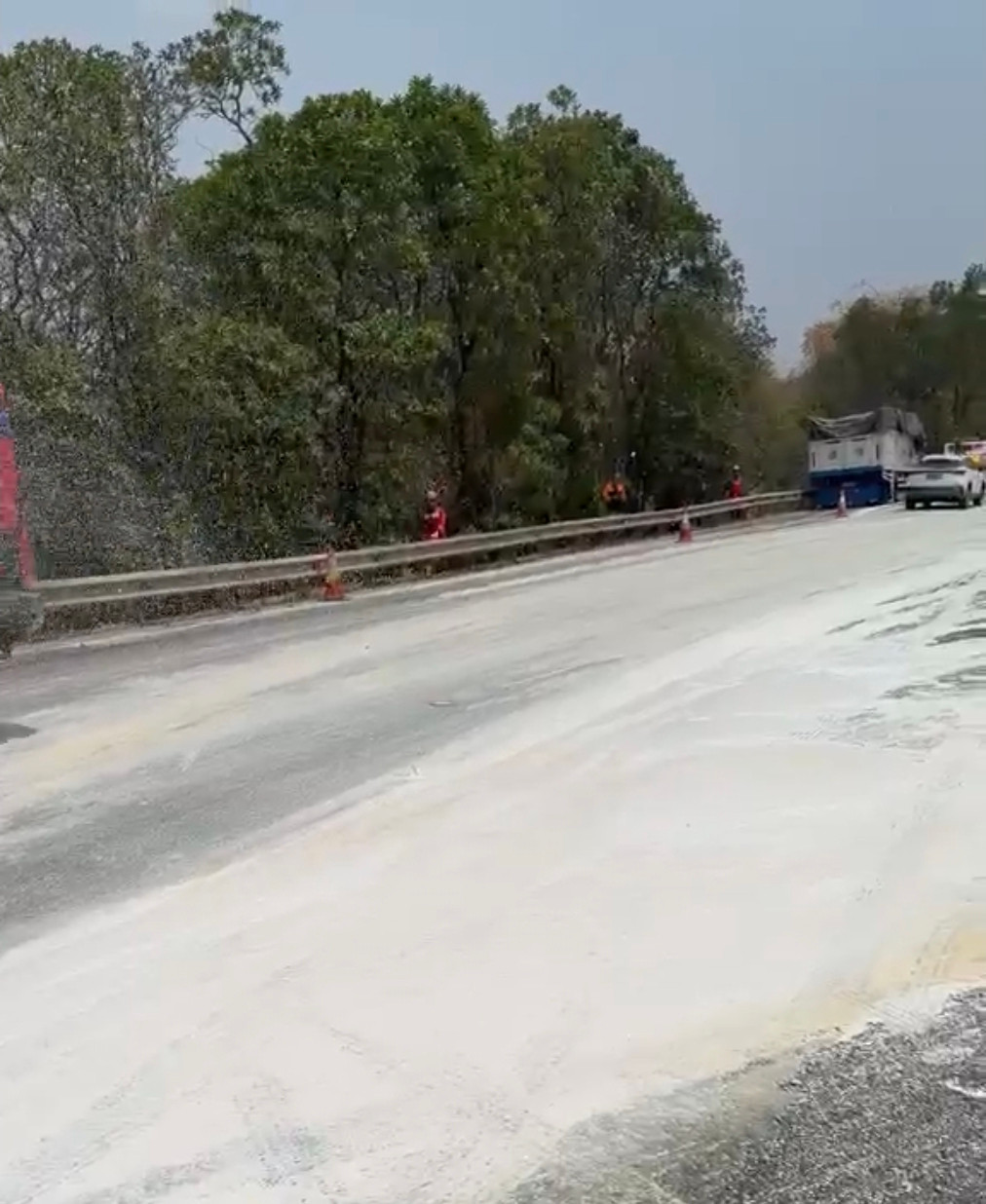 Muatan Cat Tumpah Usai Dua Truk Tabrakan di Tol Cipularang