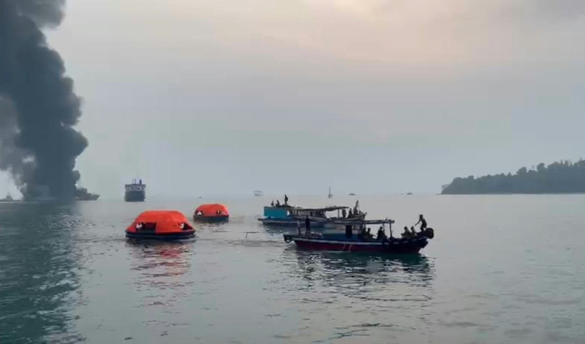 Aksi Heroik Nelayan Selamatkan Penumpang Kapal Terbakar