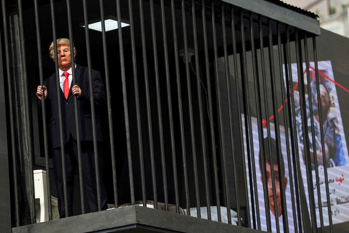 Reklame yang Menyerupai Donald Trump Terpampang di Iran