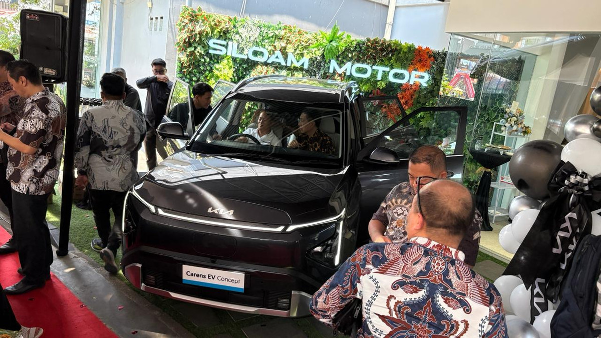 Wujud Perdana Mobil Listrik Kia Carens di Bandung Beserta Banderolnya