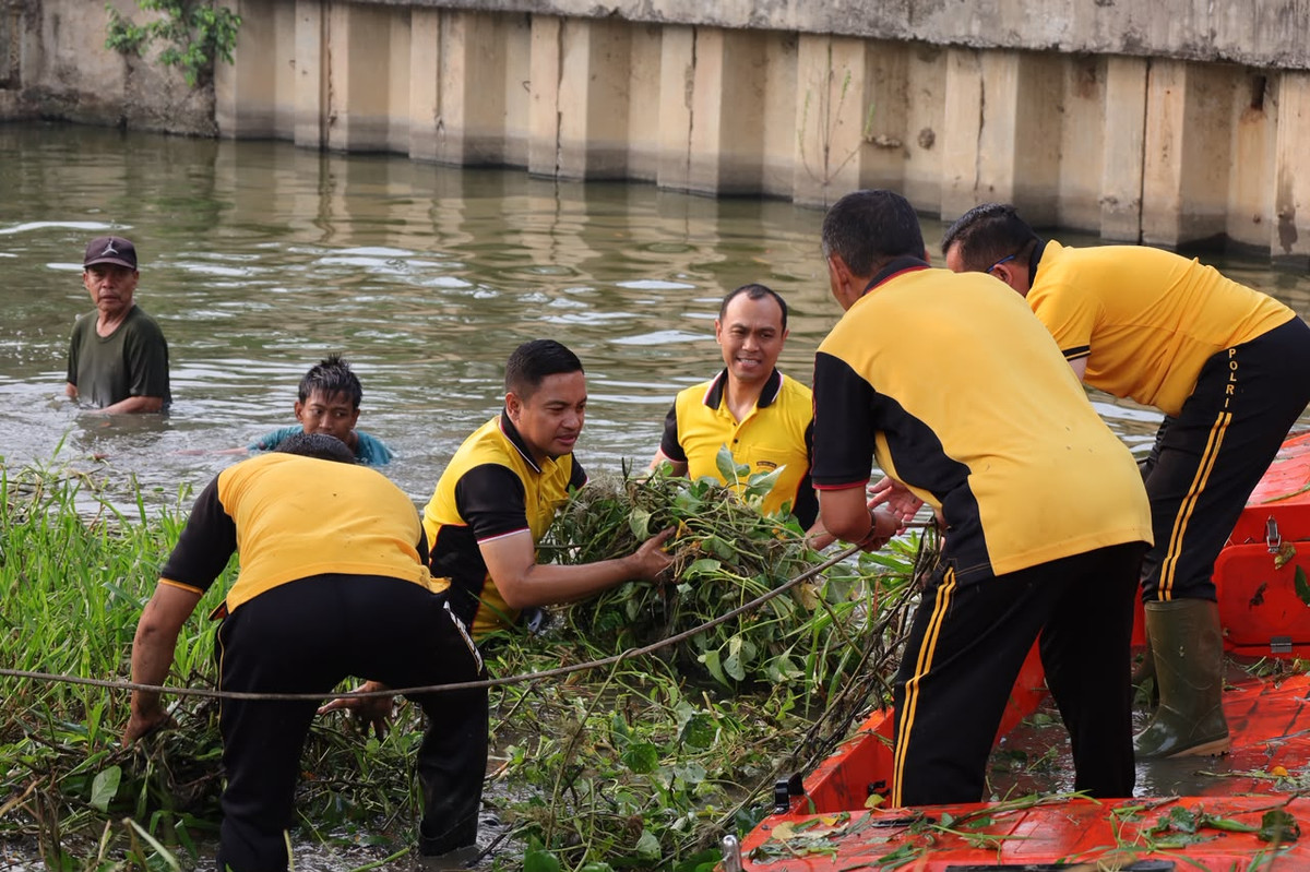 Aksi Green Policing Polres Metro Bekasi Kota Normalisasi Kali Baru