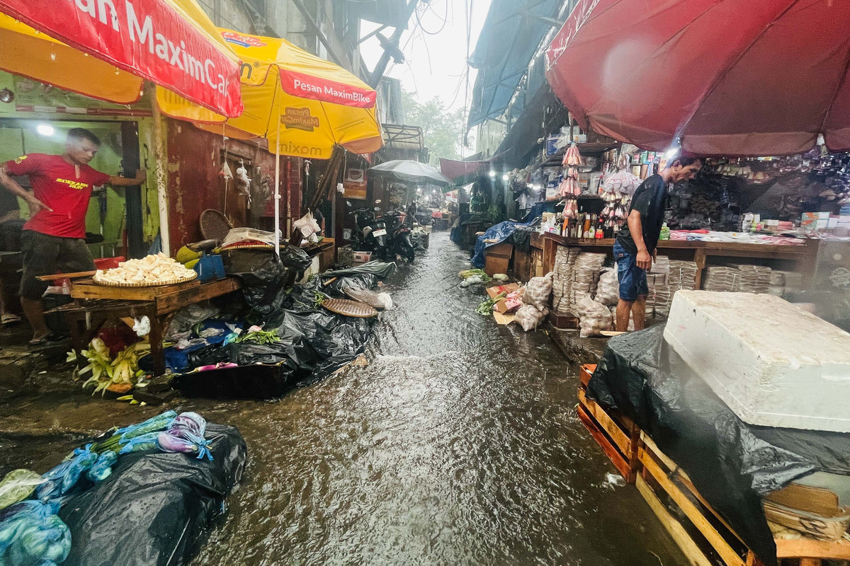 Hujan, Genangan dan Kesibukan Pasar Serpong
