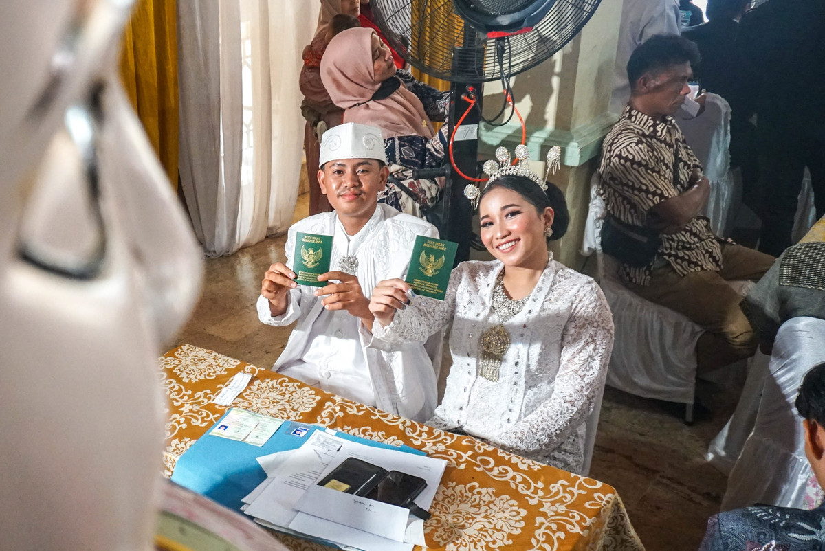 Senyum Merekah dari Mereka yang Nikah Bersama