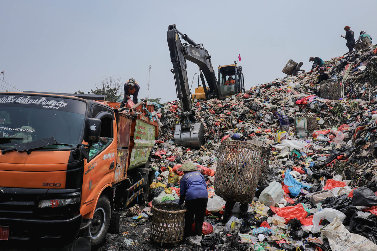 Ironi Akhir Sampah Kota di Galuga
