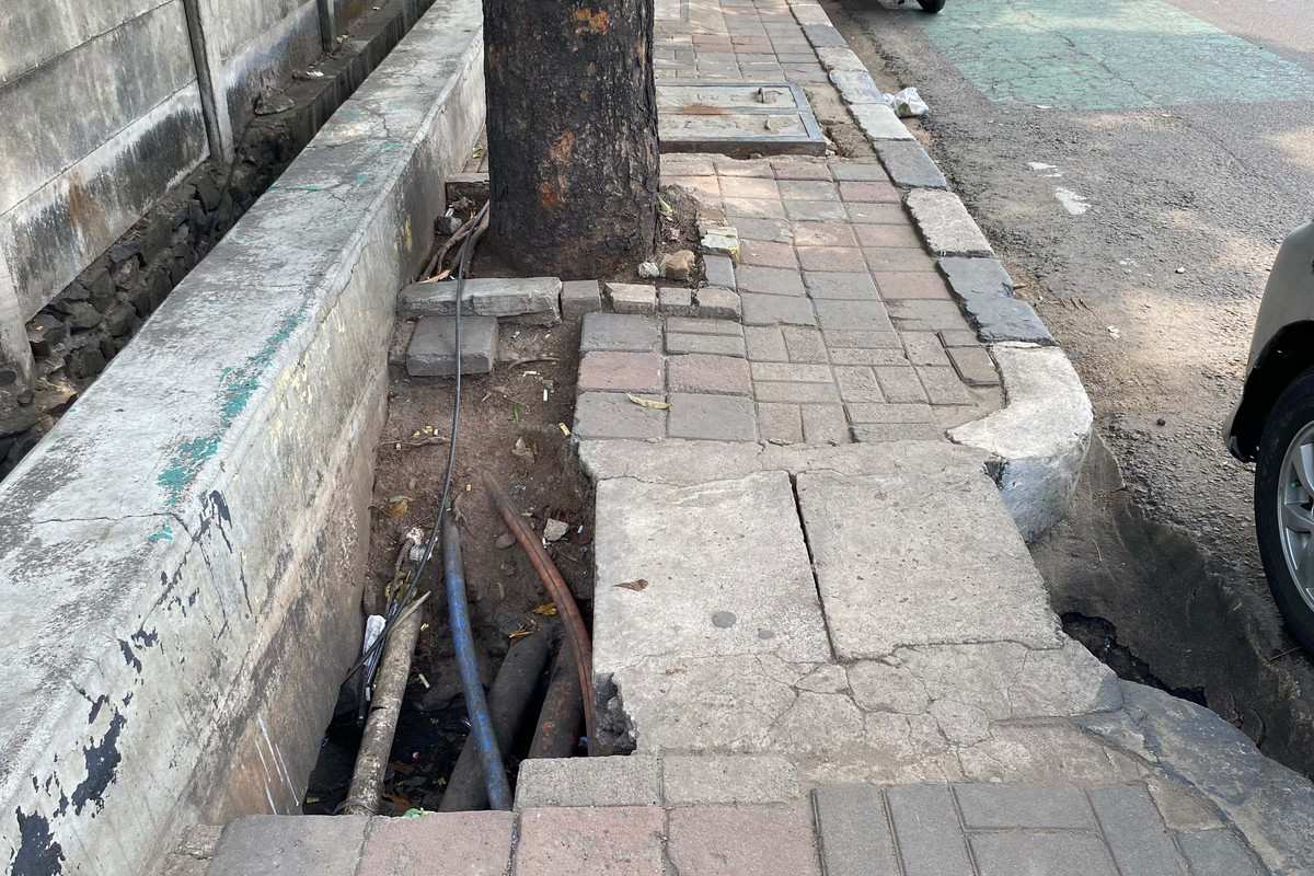 Trotoar Casablanca-Tebet Rusak & Gelap, Pejalan Kaki Terhimpit
