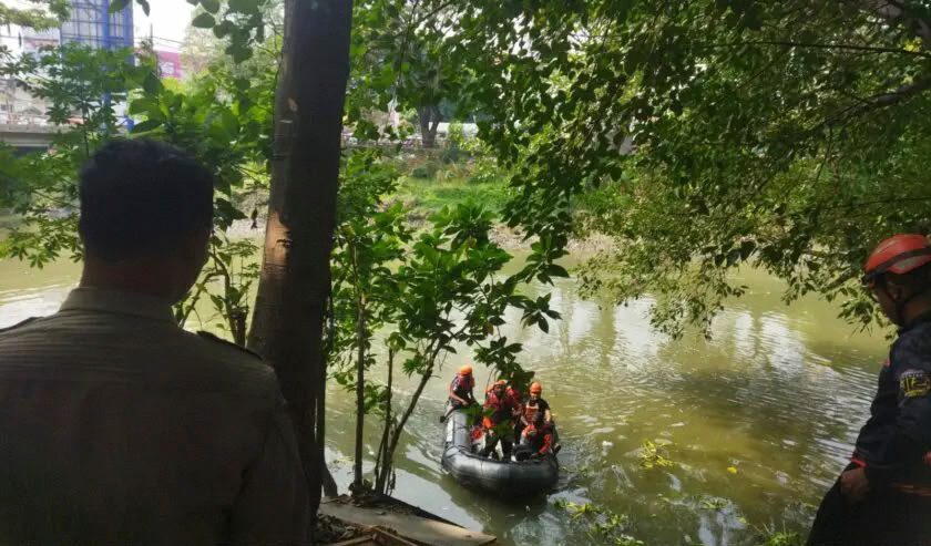Nekat! Tusuk Pengendara, Pelaku Malah Nyebur ke Sungai Jagir