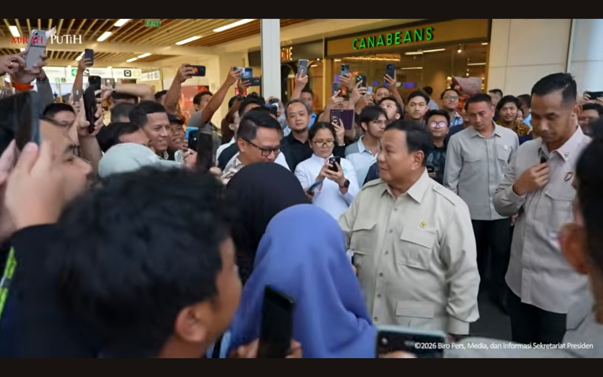 Pulang Naik Whoosh, Prabowo Langsung Sapa Warga Halim