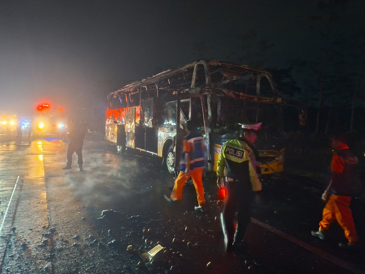 Ngeri! Bus PO Tunggal Dara Ludes Dilalap Api di Tol Bawen-Ungaran