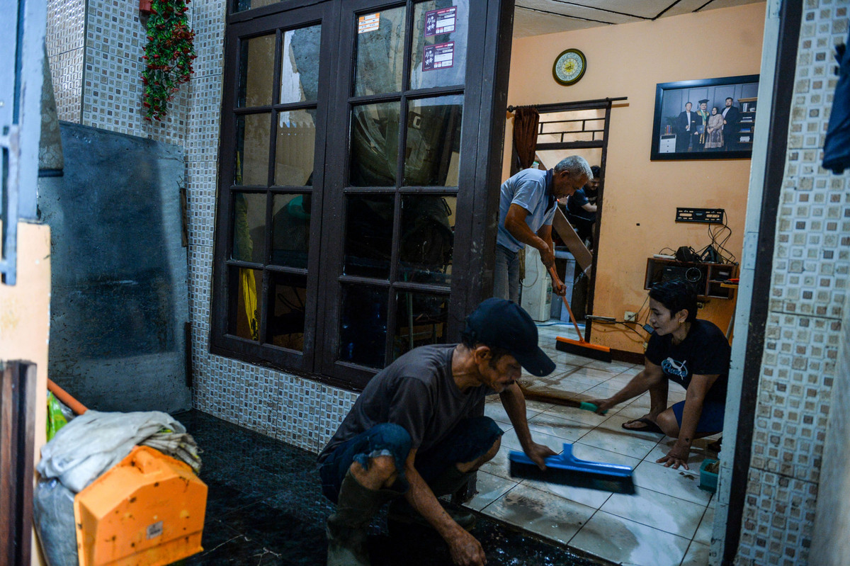 Gotong Royong Bersihkan Permukiman Pascabanjir di Cipaganti, Bandung