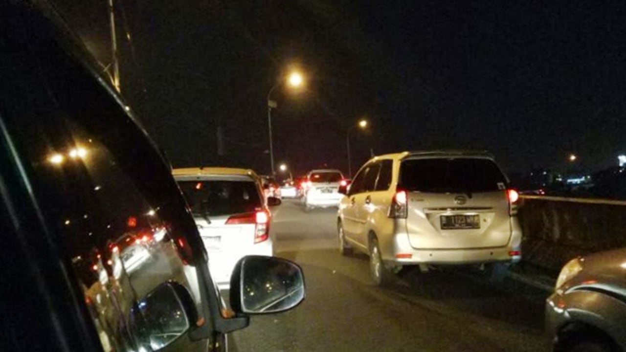 Jalan Tol Bandara menuju Jakarta Macet
