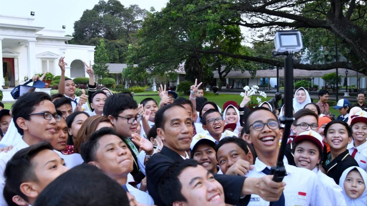 Jokowi bersama anak sekolah