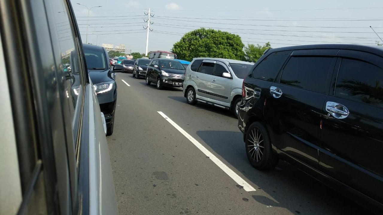 Tol lingkar luar TMII-Cikunir Macet