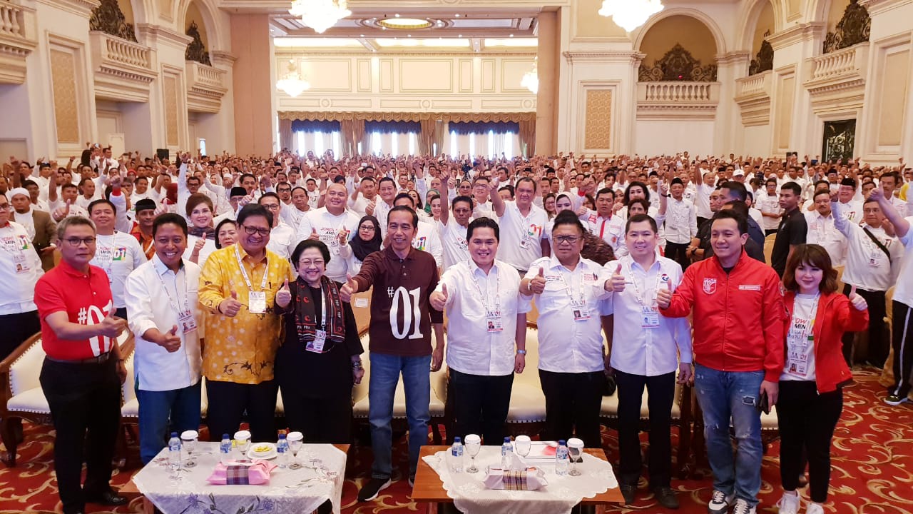 Jokowi dan para ketum parpol koalisi di Rakernas TKN Jokowi-Ma'ruf di Surabaya