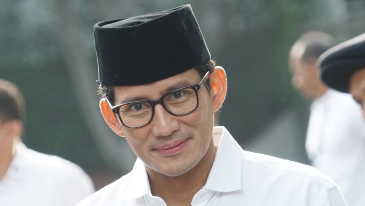 Cawapres nomor urut 02, Sandiaga Uno saat akan menuju kediaman orang tuanya