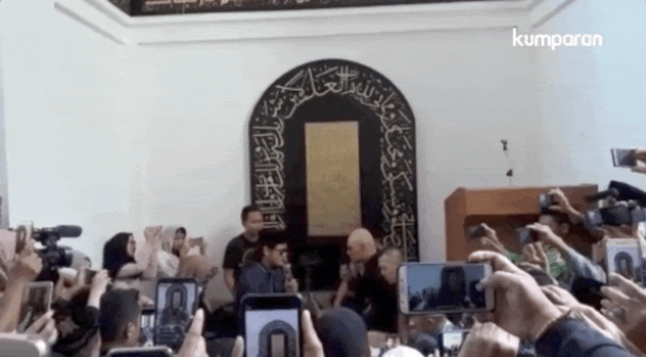 Deddy Corbuzier Ucapkan Syahadat di Masjid Al Mbejaji
