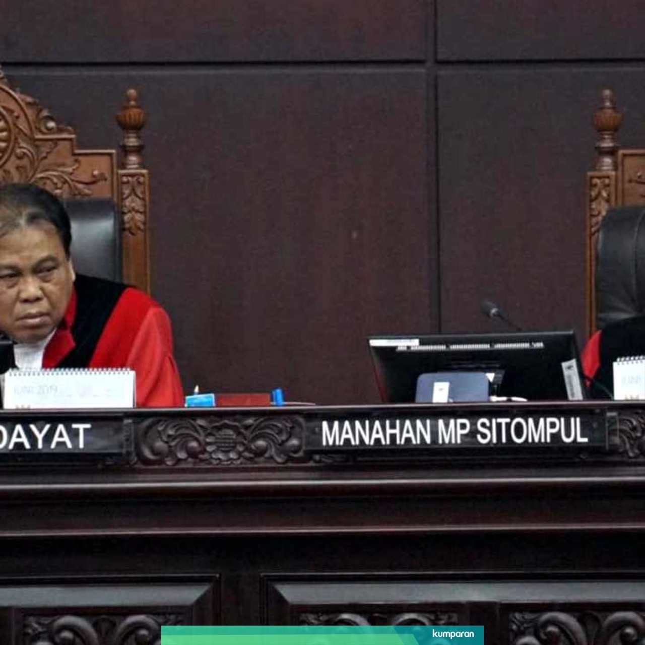 Mahkamah Konstitusi, Sidang Kedua MK, Hakim Mahkamah Konstitusi, Arief Hidayat (kiri) dan Manahan MP Sitompul (kanan)