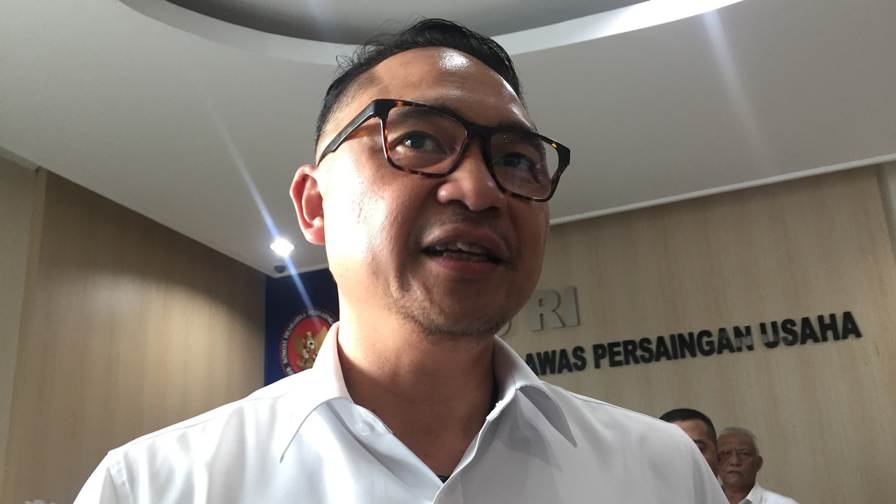 Direktur Utama Garuda Indonesia I Gusti Ngurah Askhara Danadiputra usai diperiksa Komisi Pengawas Persaingan Usaha (KPPU) terkait dugaan rangkap jabatan.