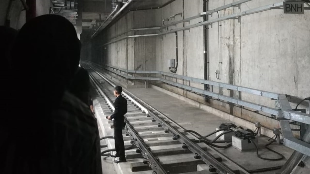 Evakuasi penumpang MRT yang mogok di bawah tanah