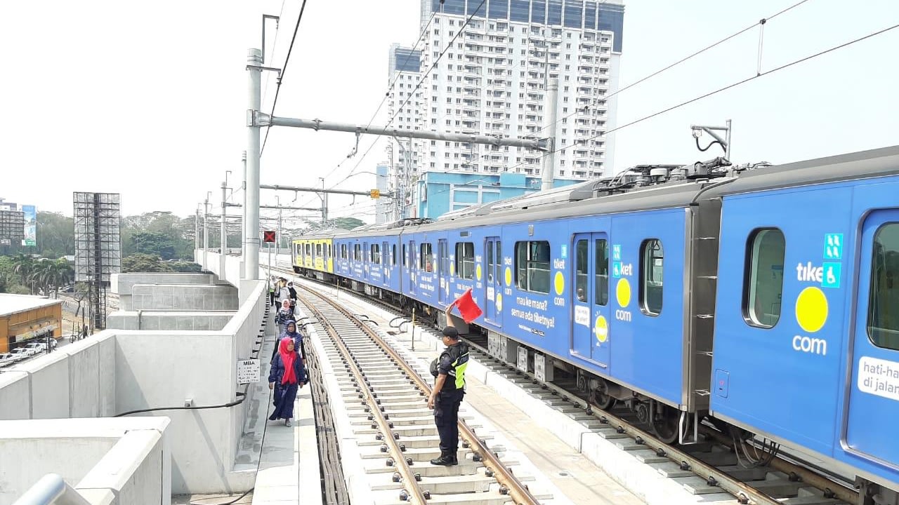 (NOT COVER) Evakuasi penumpang MRT yang mogok di bawah tanah