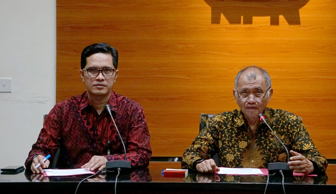 Juru bicara KPK Febri Diansyah, Ketua KPK, Agus Rahardjo saat konferensi pers terkait kasus suap impor bawang putih di Gedung KPK, Jakarta
