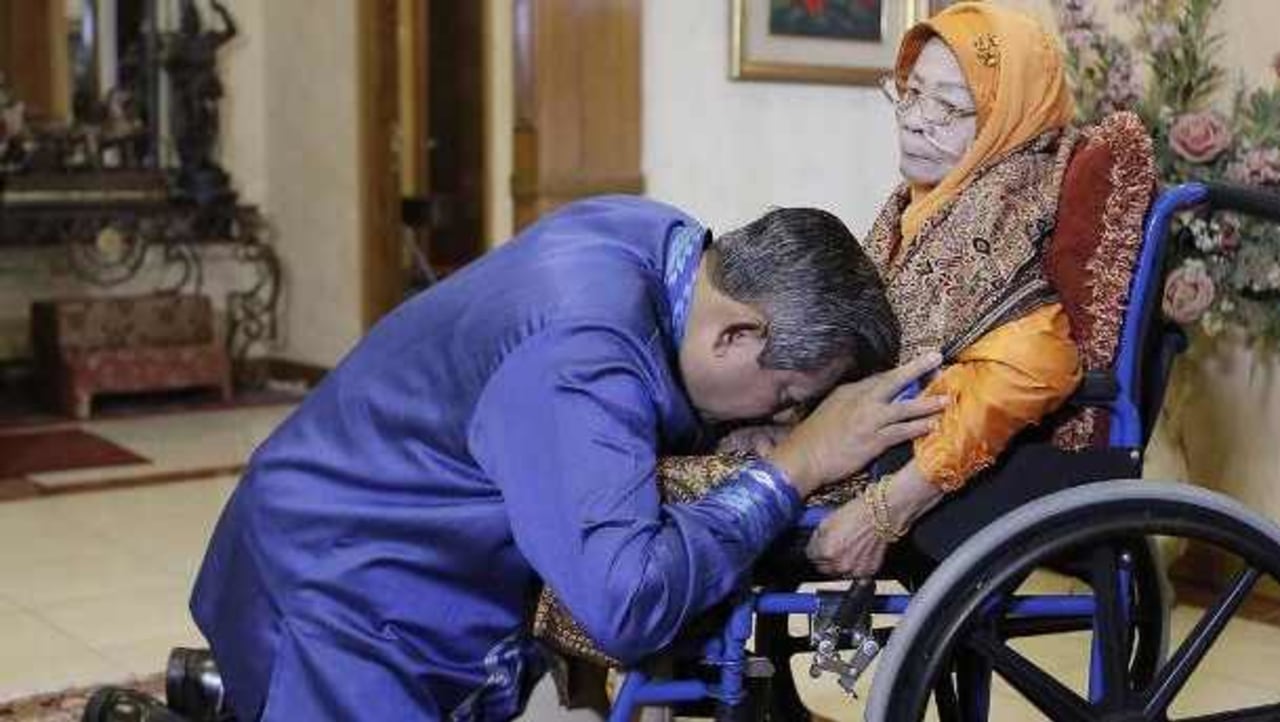 Susilo Bambang Yudhoyono bersama ibunda, Siti Habibah