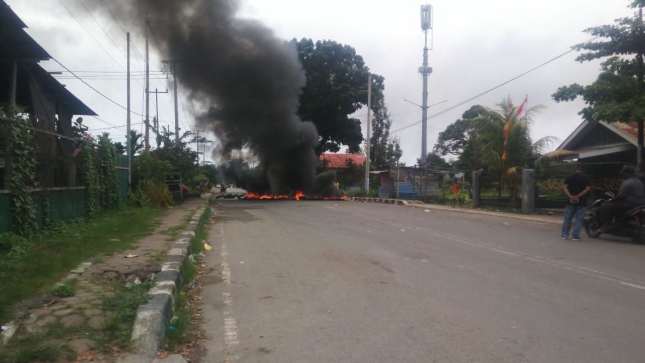 Massa melakukan aksi pembakaran di akses jalan menuju Bandara Rendani, Manokwari, Papua Barat, Senin (19/8).
