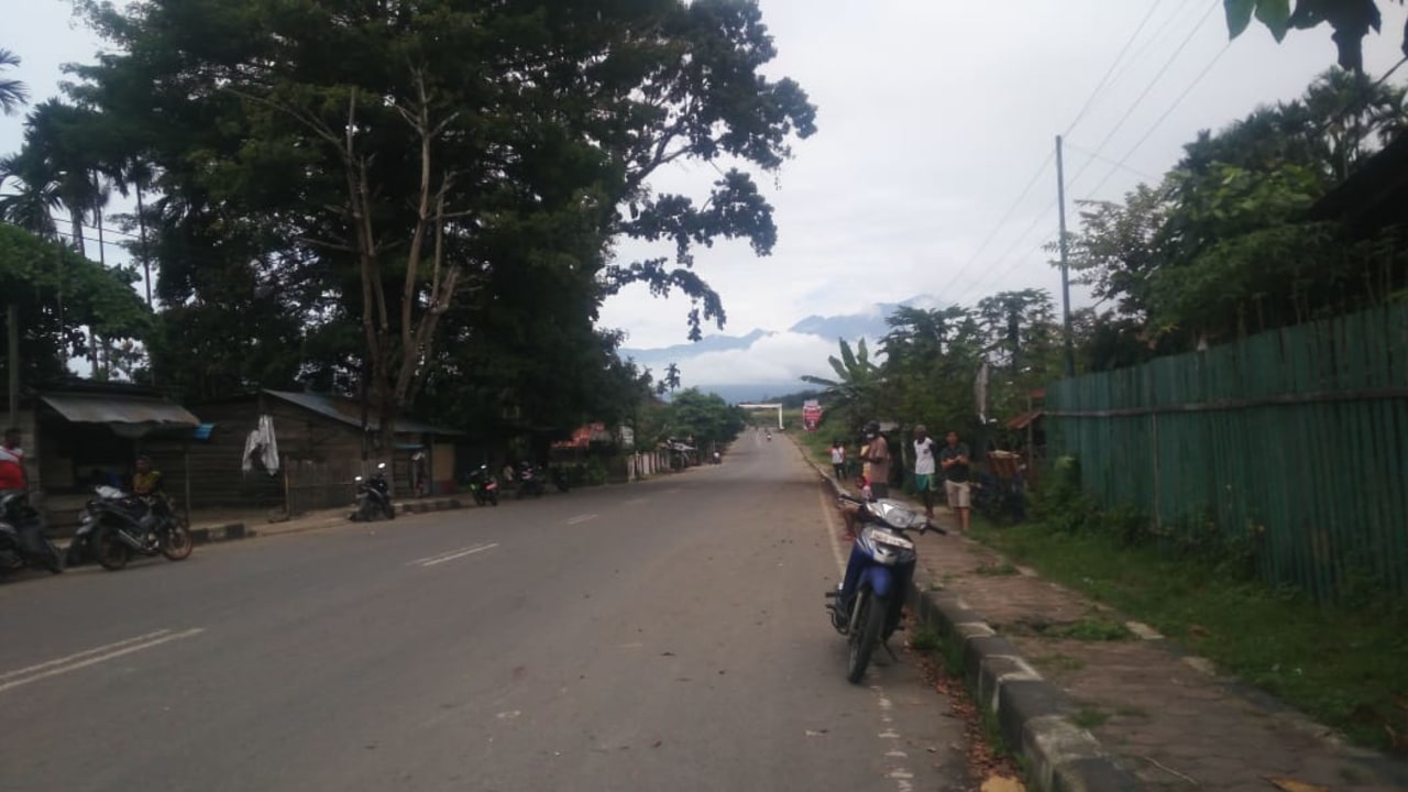 Massa melakukan aksi pembakaran di akses jalan menuju Bandara Rendani, Manokwari, Papua Barat, Senin (19/8).