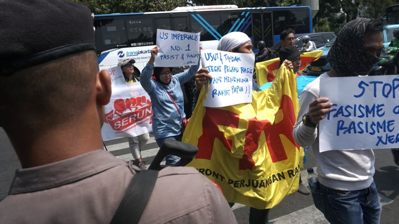 Sejumlah massa dari Front Perjuangan Rakyat menggelar aksi di kawasan Monumen Nasional merespon tindakan yang dilakukan sejumlah ormas pada mahasiswa Papua, Surabaya