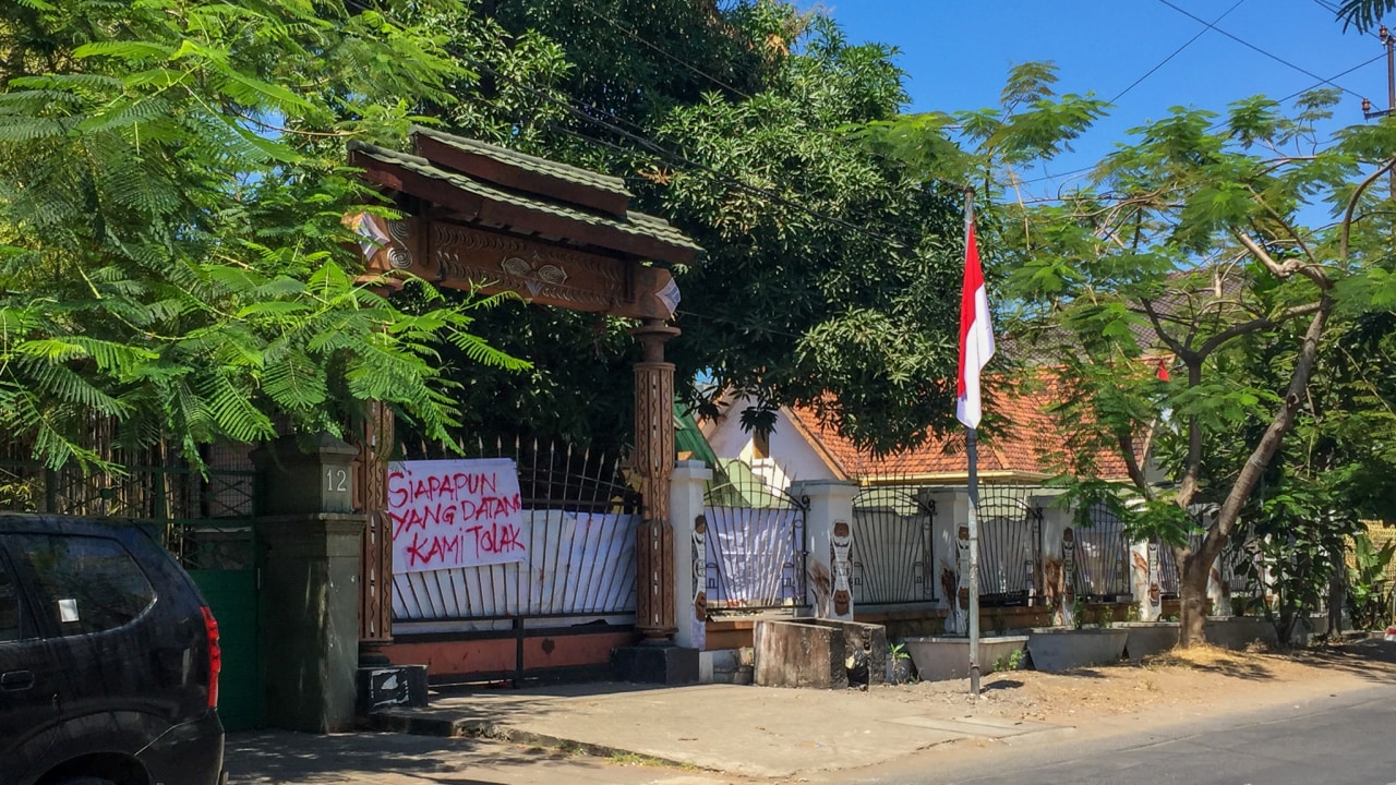 Spanduk Penolakan Tamu di Asrama Mahasiswa Papua Surabaya