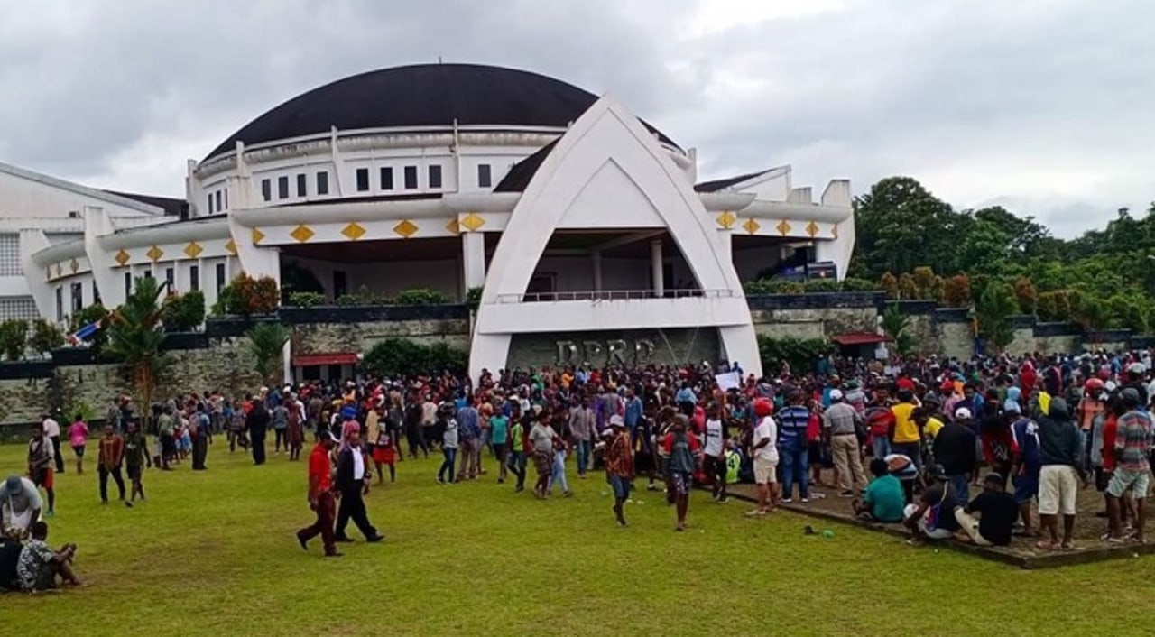 Massa berkumpul di DPRD Kabupaten Mimika. (Dok Norman).jpeg