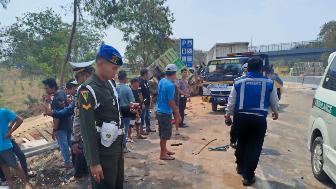 Kecelakaan Di Tol Cipularang, Polisi Evakuasi Pengemudi Yang Terjepit ...