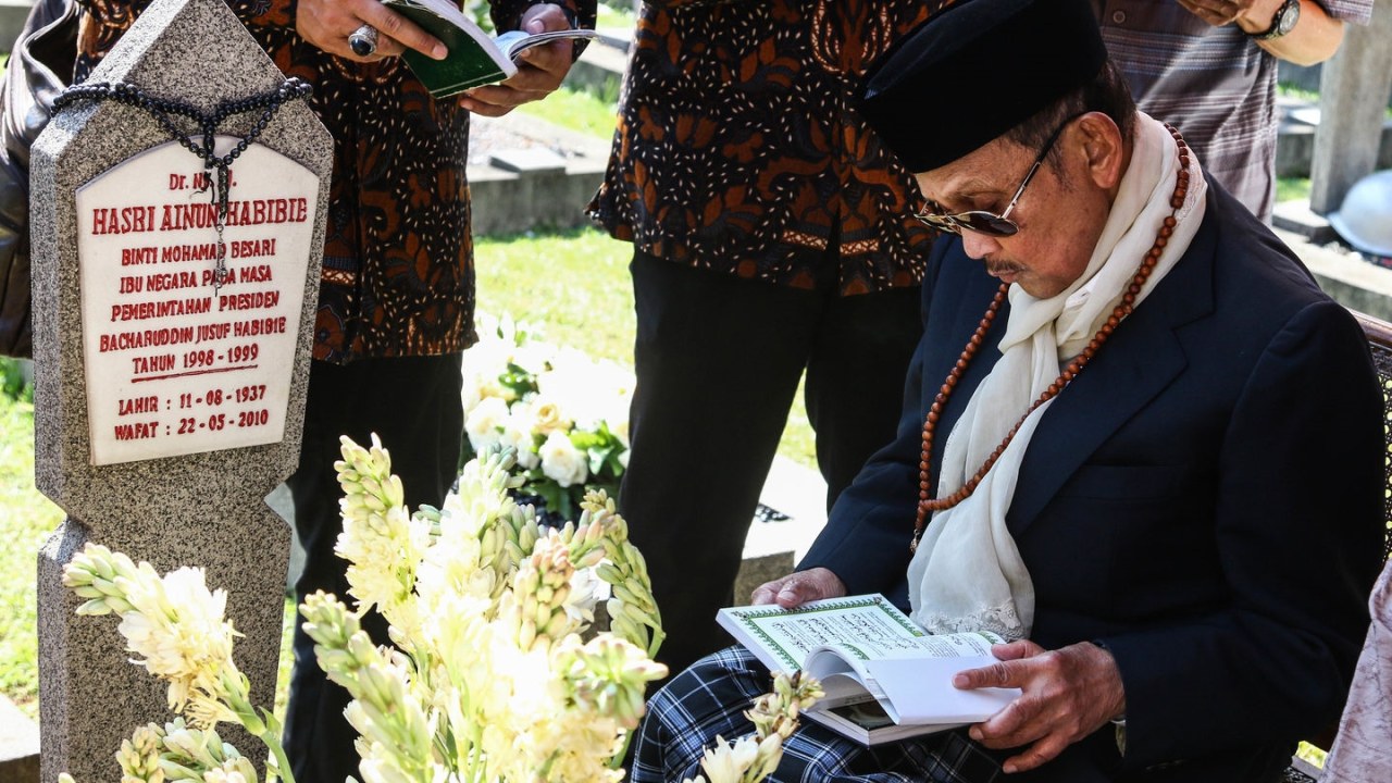 Presiden ke-3 RI BJ Habibie berziarah ke makam istrinya, Hasri Ainun Habibie di Taman Makam Pahlawan Kalibata, Jakarta
