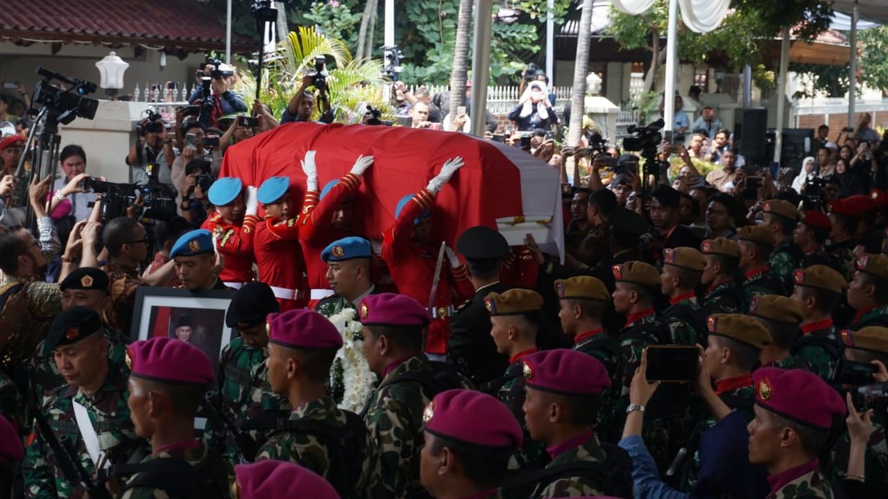 BJ Habibie Meninggal, Jenazah BJ Habibie diberangkatkan ke TMP Kalibata, Jakarta Selatan, pada Kamis
