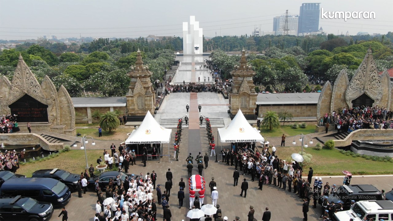 (WITH WATERMARK KUMPARAN) BJ Habibie Meninggal, Foto udara saat jenazah BJ Habibie tiba di TMP Kalibata, Jakarta Selatan, pada Kamis